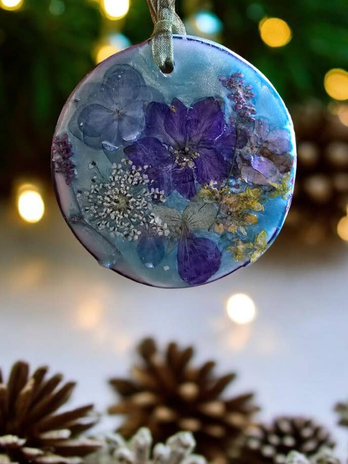 Ornement de Fleurs Pressées : Une Touche de Beauté Naturelle pour la vente par Ciao Bella Jewelry Inc