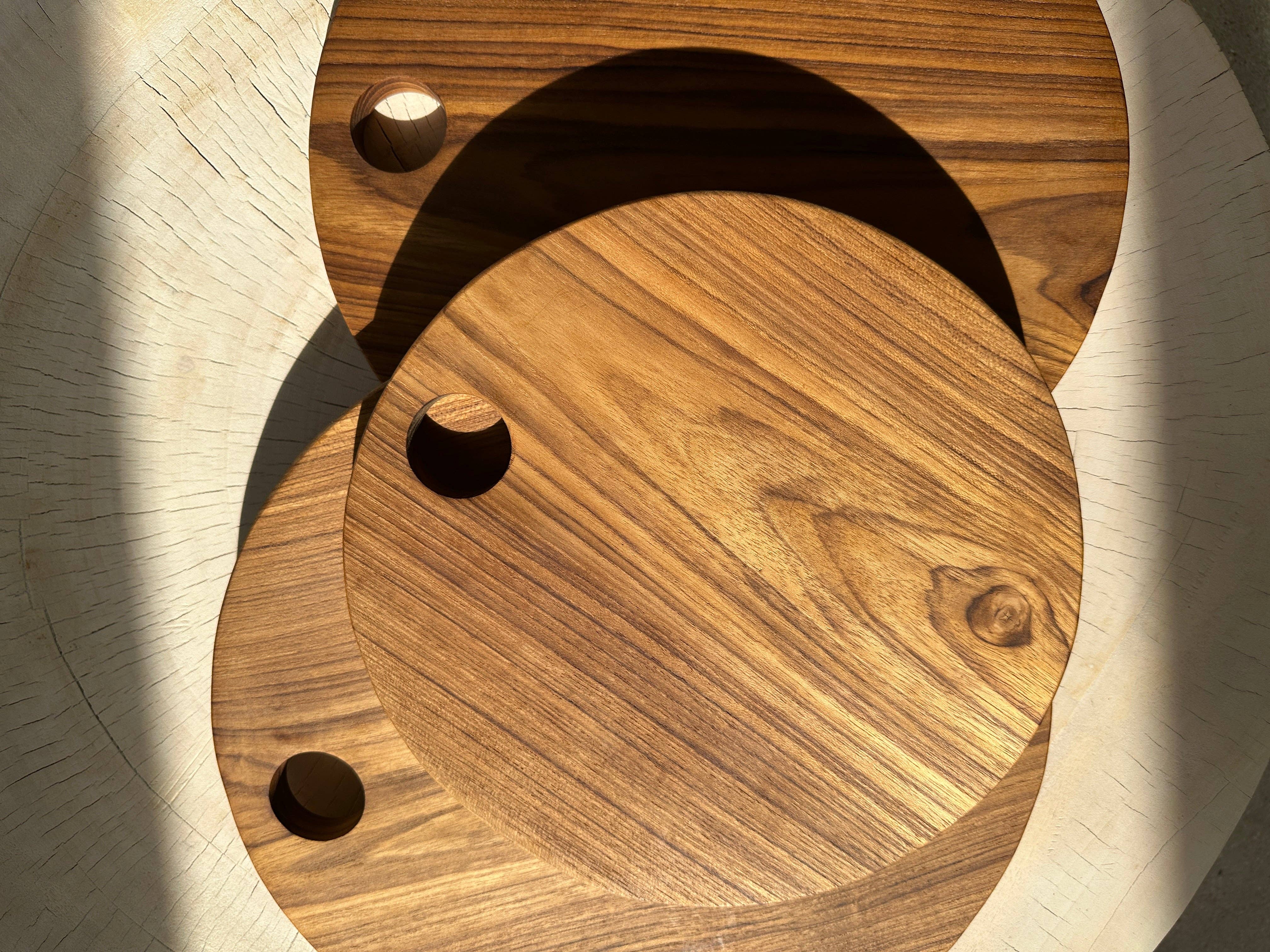 Office Objets – wholesale Skärbräda – Rund skärbräda i urholkad teak D:3054