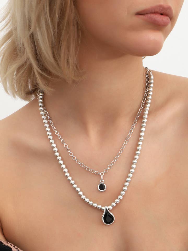 Collier à chaîne à double ligne avec pendentif en forme de goutte noire pour la vente par AVENS