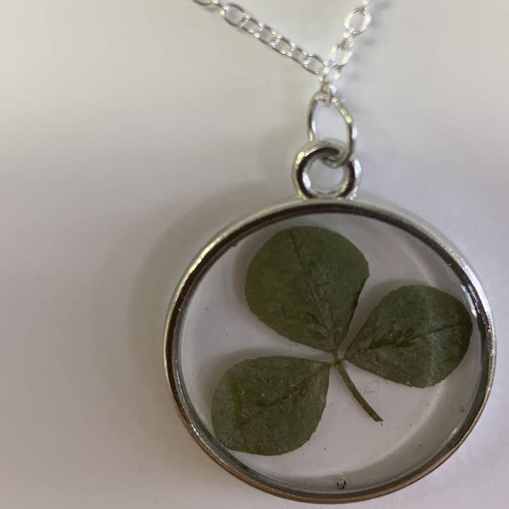 Sølvharpiks 3 bladkløver halskæde for engroshandel hos Charlmaysllc