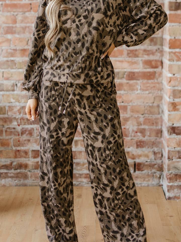 Pull à cordon lâche avec patchwork brut à imprimé léopard pour la vente par Umorger