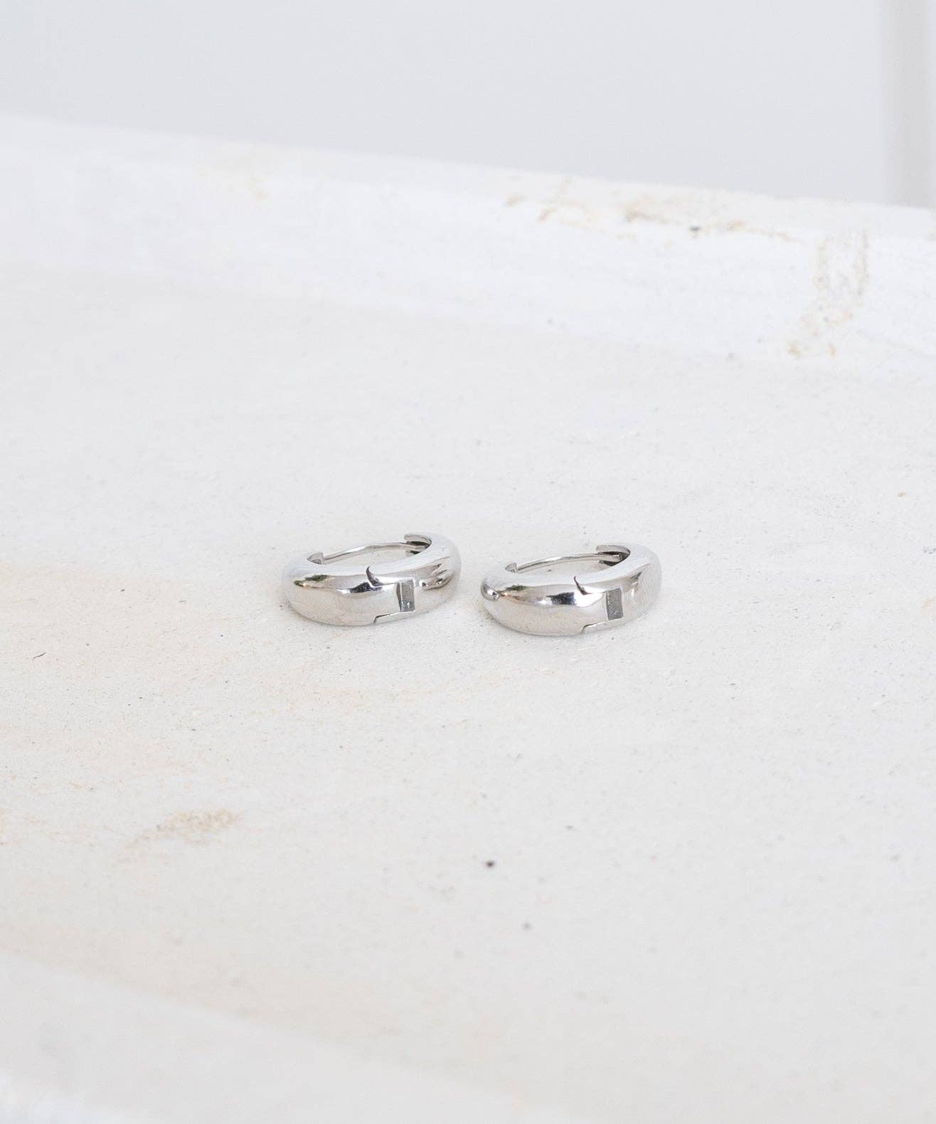 AALLYN - Wholesale Huggie Earrings - Isla Huggie Hoops7