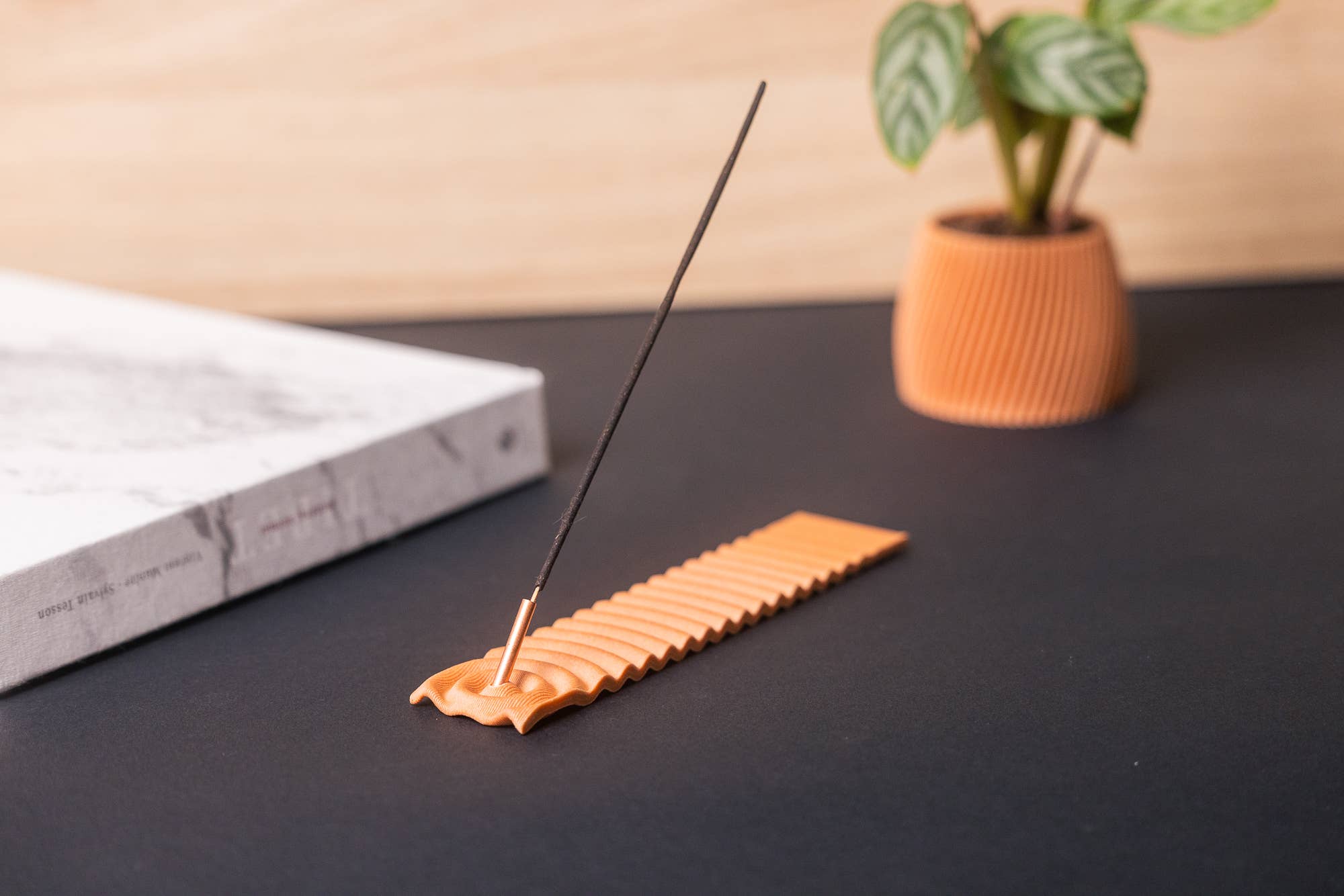 Copo Design – Großhandel Räucherstäbchenhalter – Räucherstäbchenhalter aus Holz mit Metalleinsatz – gewellt1