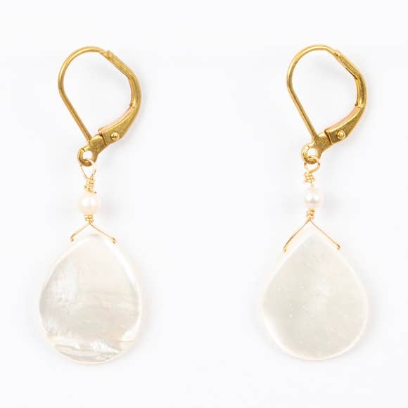 Boucles d'oreilles pendantes en nacre pour la vente par Altiplano