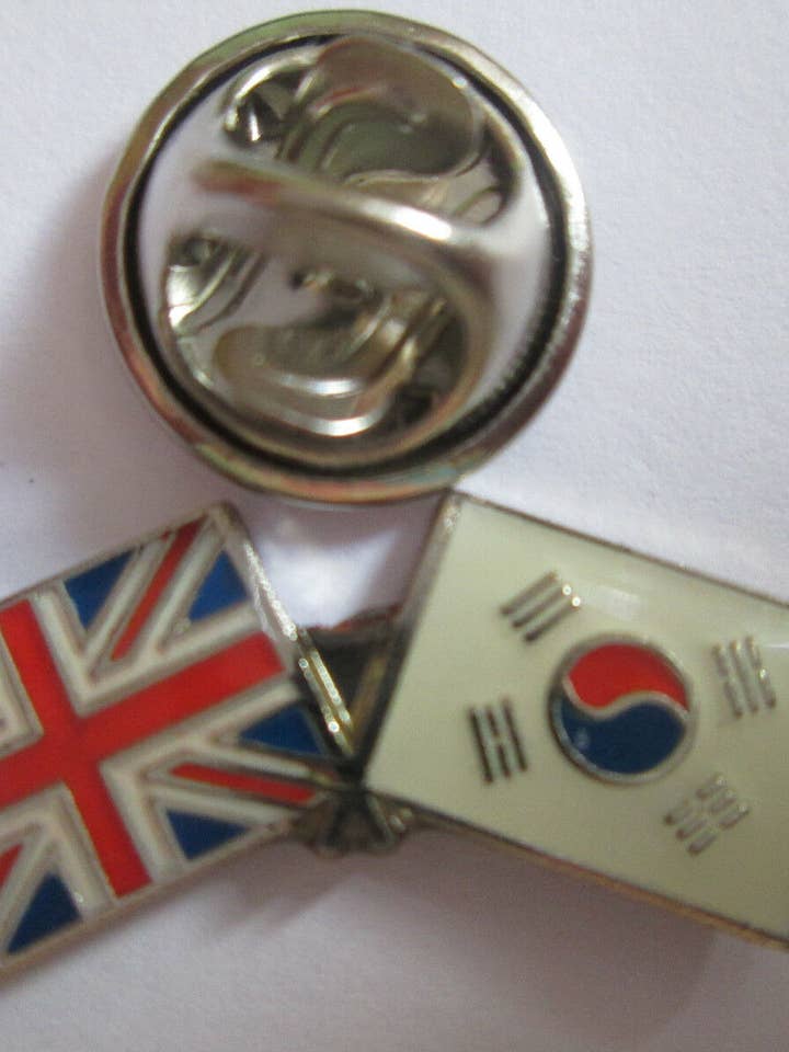 Épinglette en métal émaillé de l'amitié sud-coréenne et britannique pour la vente par jungle brands ltd