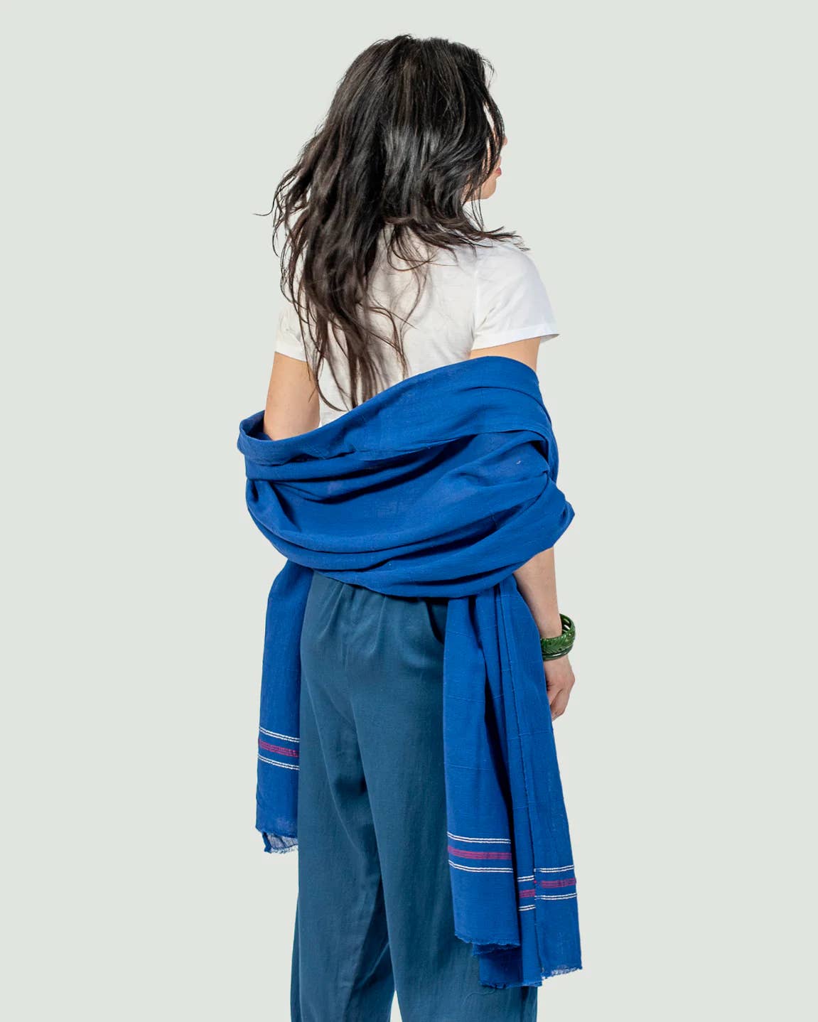 Shoo for Good – wholesale Halsduk - Dam – Insektsavvisande sjal — Kamelia i koboltblått