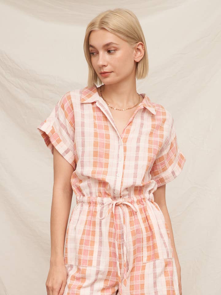 Combinaison à manches courtes à carreaux avec cordon de serrage à la taille pour la vente par En Crème