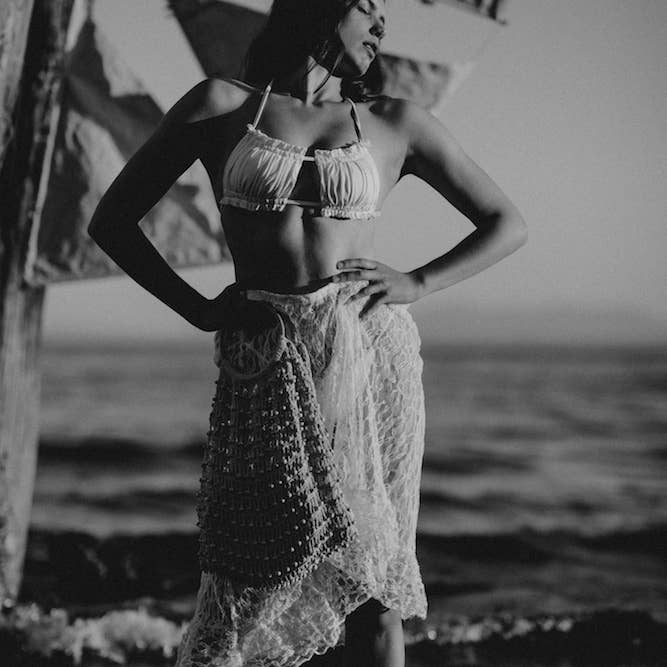 Fort the Label (previously Folk Fortune) - Venta al por mayor Bolsa de playa - Bolsa de red de crochet con cuentas de madera y asas de bambú3