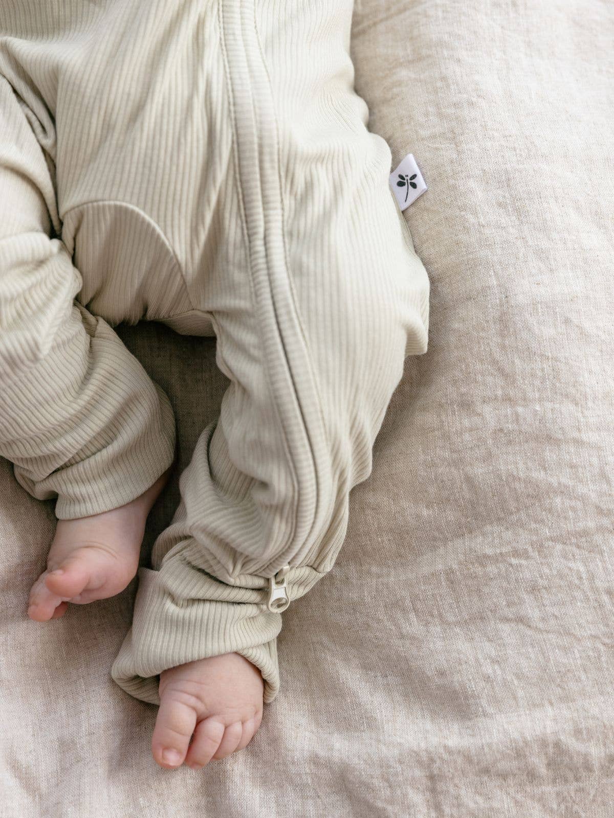 Lilulila - Wholesale Jumpsuit - Baby - Mono con cremallera de bambú acanalado verde oliva1