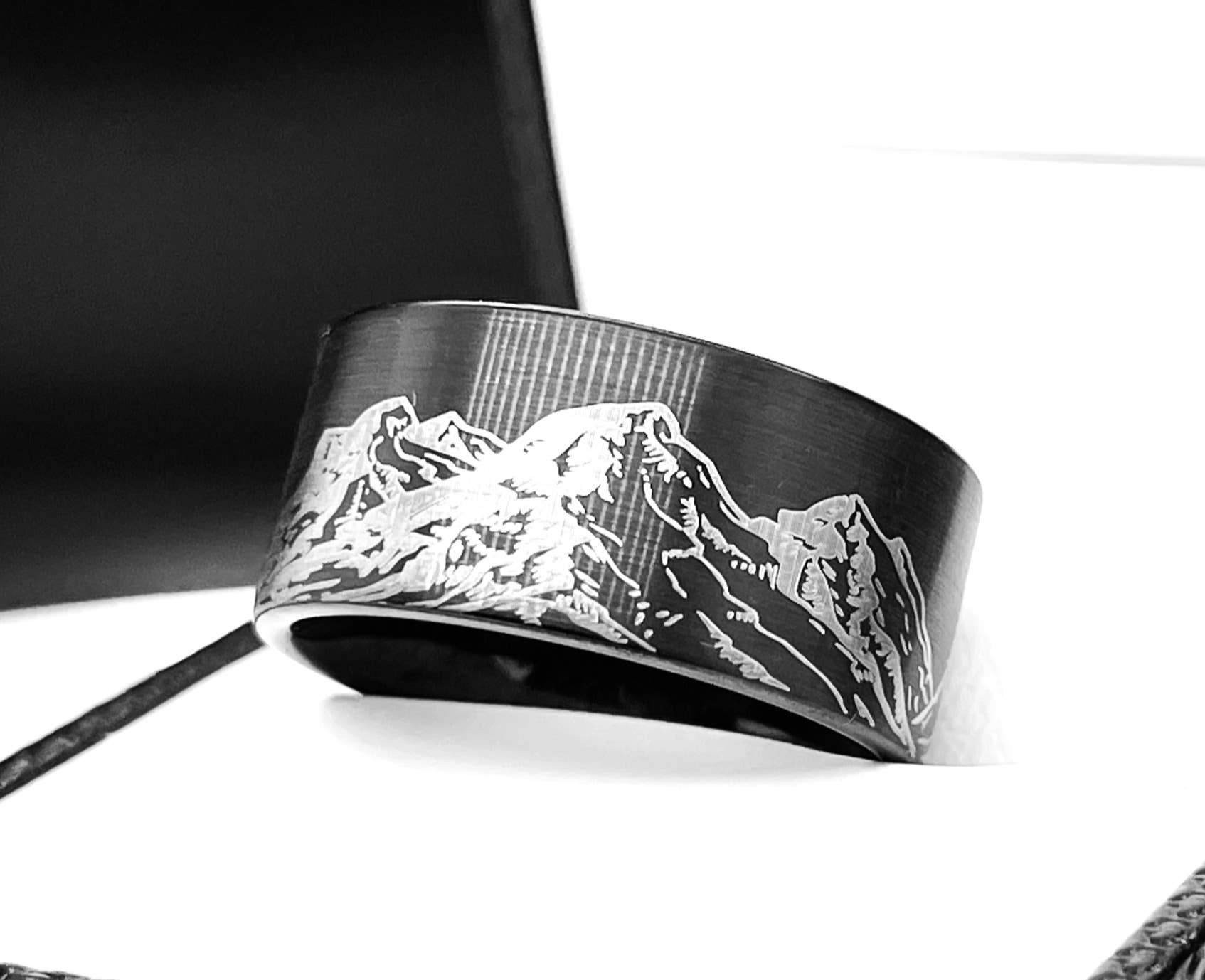 rings paradise – wholesale Band/Stackad Ring – Svart borstad volframkarbidring med berggravyr0