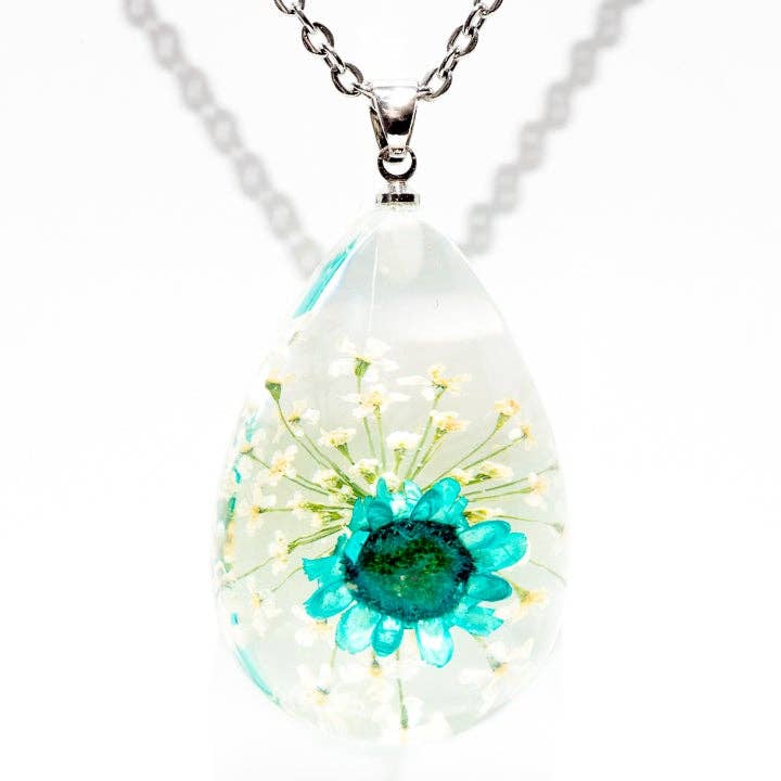 Collier Fleur Orb Bea Bleu-Clair pour la vente par Hanami Real Flower Jewelry