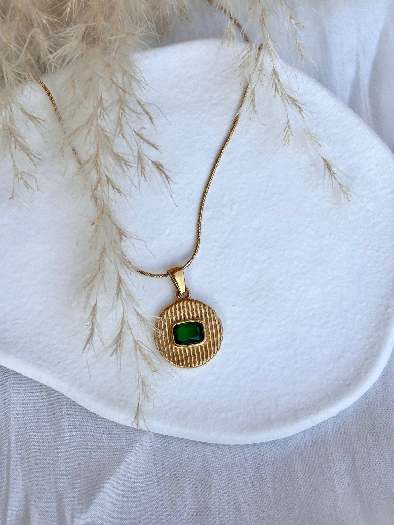 DUESTELLE ITALIA - Wholesale Pendant/Charm Necklace - Vintage Vogue - 18K Gold Plated Necklace1