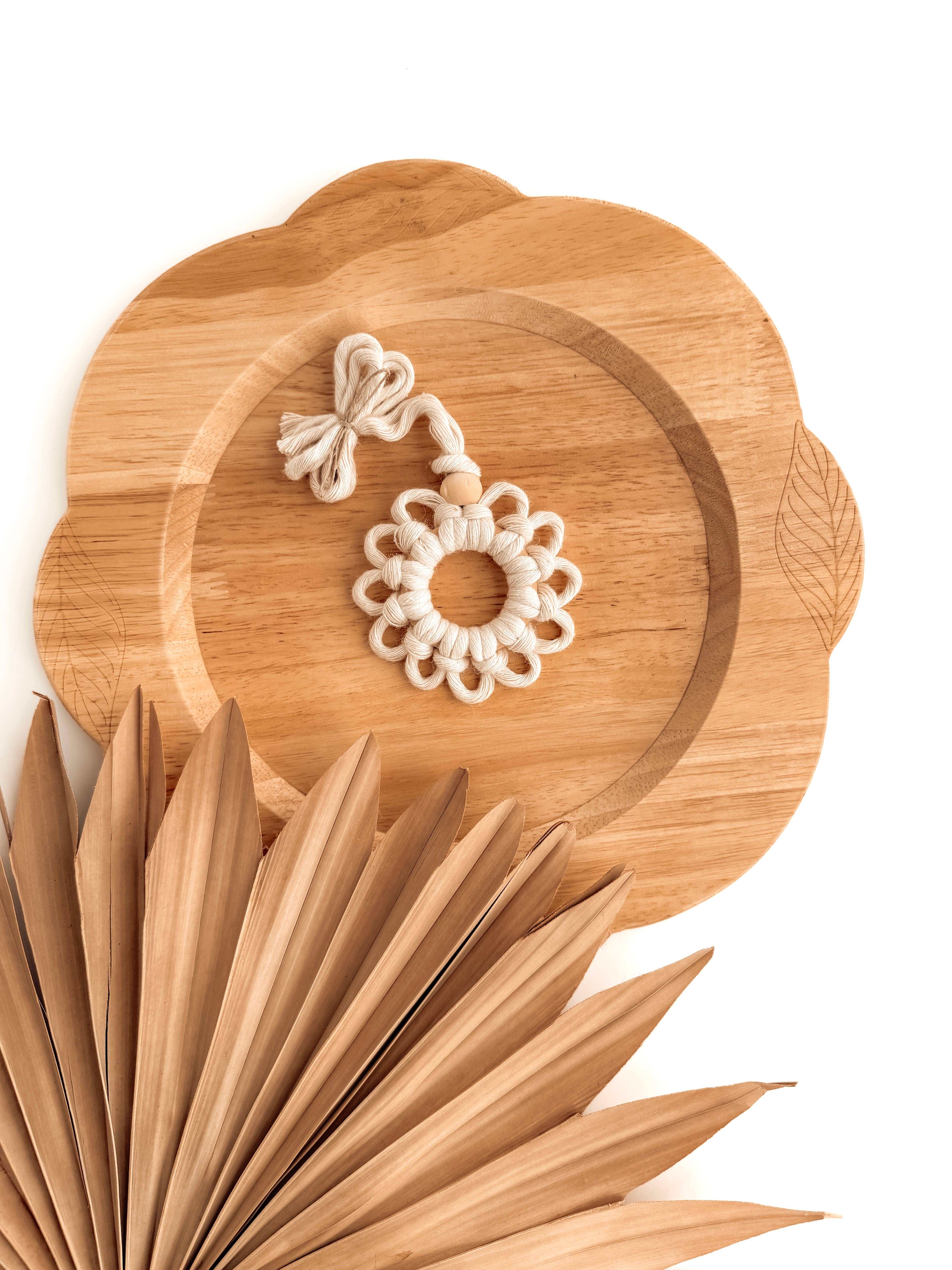 Meraki The Studio Co. - Vendita all'ingrosso Ciondolo decorativo per auto - Unisex - Ciondolo Macramè per Auto a Forma di Margherita | Profumatore d’Ambiente e Diffusore di Oli Essenziali0