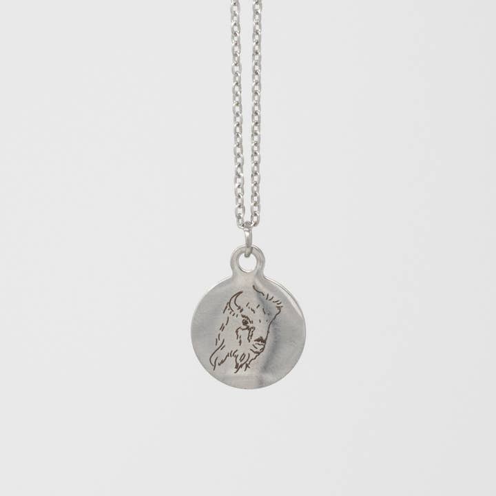 Collier en acier inoxydable argenté avec tête de bison illustrée pour la vente par Mama Peacock LLC