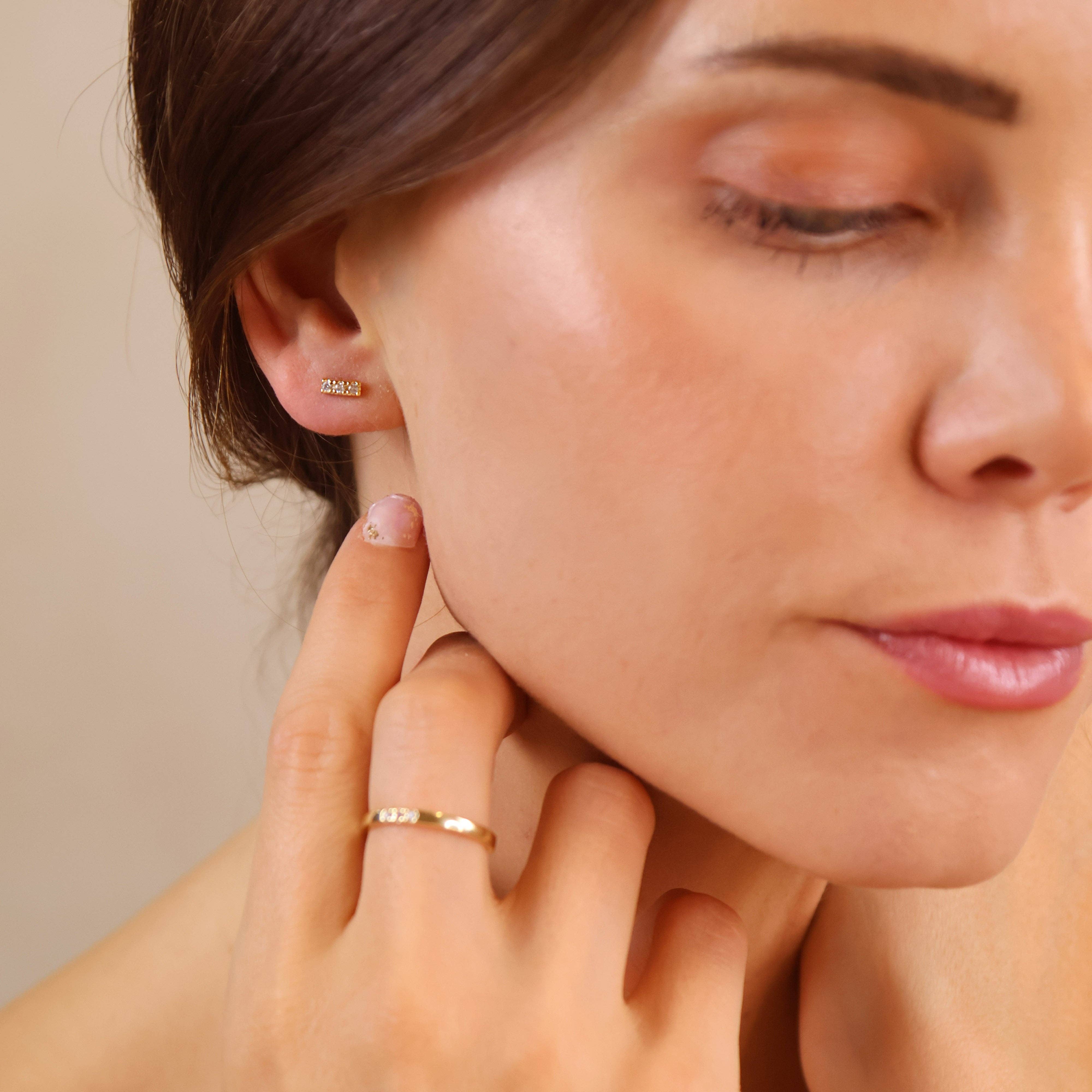 GoldFi - Vente Clous d'oreille - Boucles d'oreilles à tige en forme de mini-zircone cubique remplies d'or 18 carats5