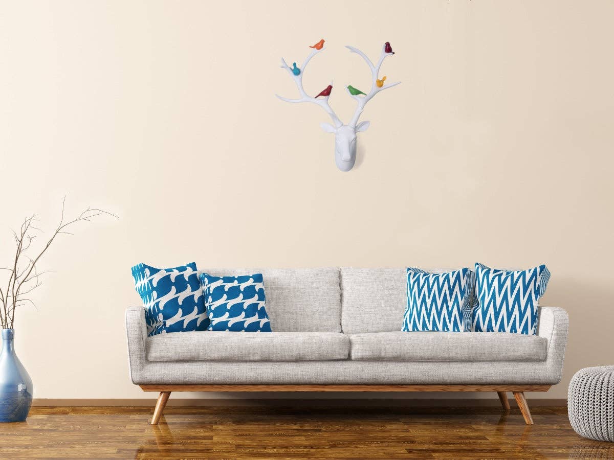 Bentley & Bo - Vente Décoration murale - Tête de cerf blanche avec oiseaux colorés4