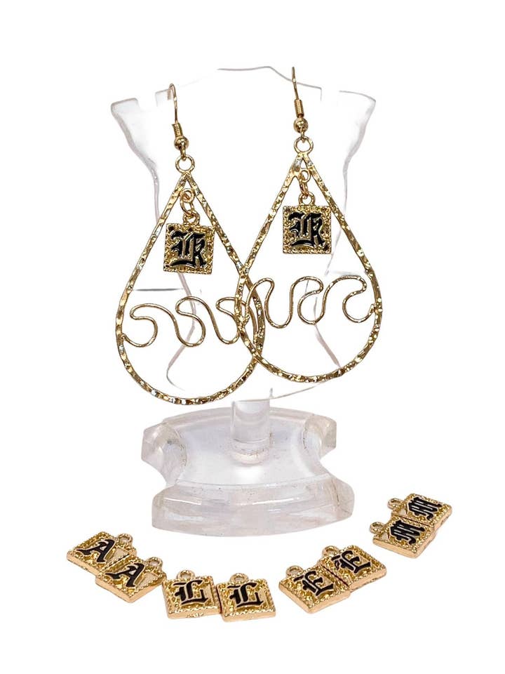 Orecchino a goccia a tripla onda con ciondoli a lettera inglese antica per la vendita all'ingrosso da parte di Anela's Jewelry