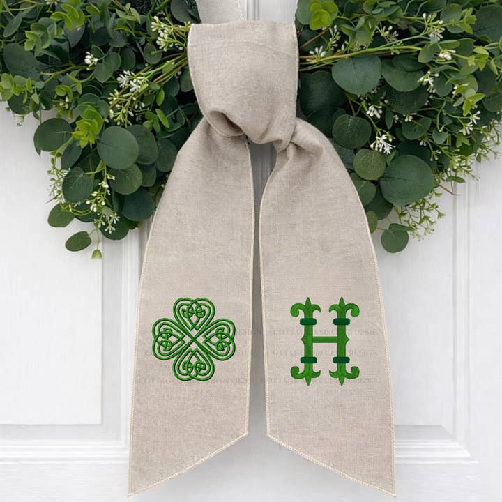 Écharpe brodée de couronne celtique irlandaise pour la Saint-Patrick - Choisissez parmi 8 motifs et plus de 30 polices de monogramme pour la vente par Cottage & Club