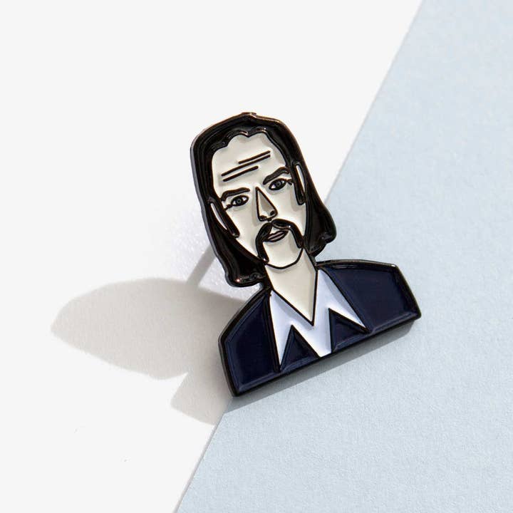 Judy Kaufmann – Engroshandel Reversnål/knap – Nick emaljepin til boghandlere og konceptbutikker3