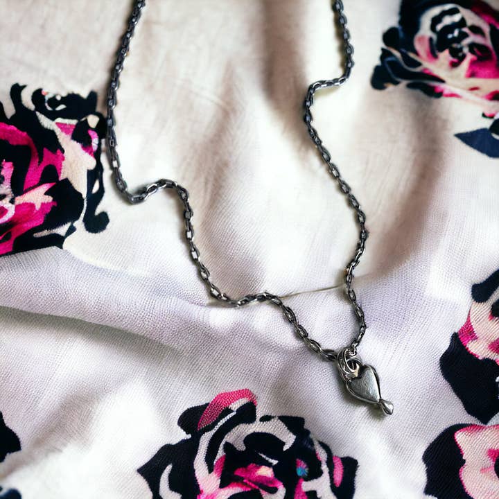 Colar Bleeding Heart Charm por atacado de Hellhound Jewelry