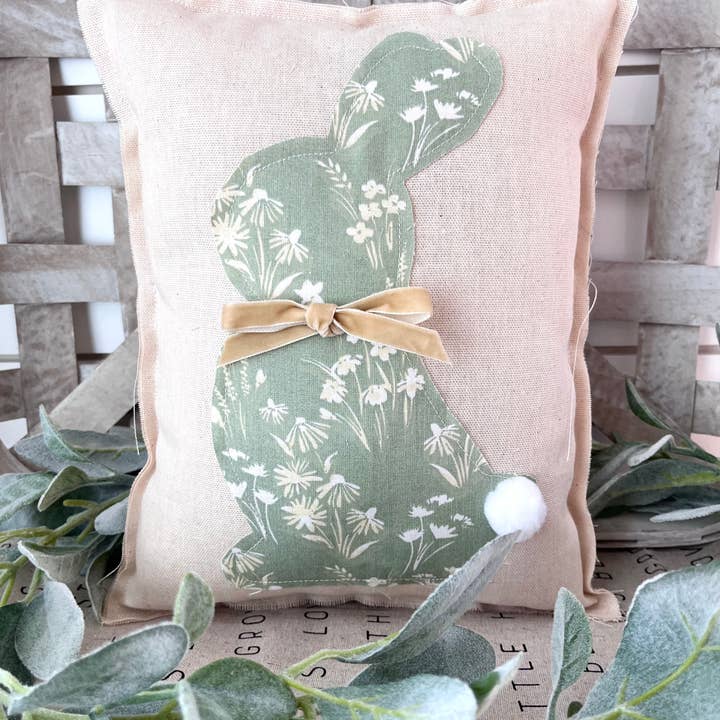 Kate + Em - Wholesale Kerstdecoratie - Set van 3 kussens met lente- en paaskonijnen - rustieke boerderijstijl bloemdessin