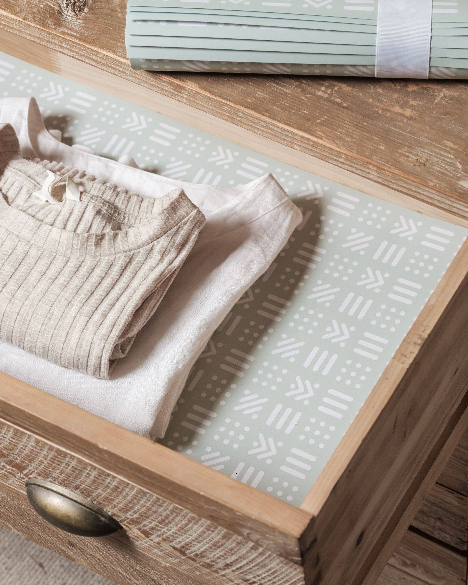 Clothes Doctor - Wholesale Retailer Display - Home & Living - Scented Drawer Liners - White Tea & Mint