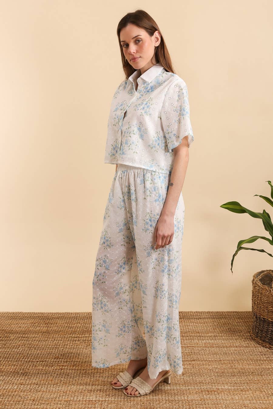 Azul Conjunto de camisa y pantalones con bordado inglés L303 de venta al por mayor en Faire3