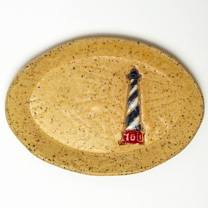 Plato ovalado de cerámica hecho a mano con diseño de faro, color beige para venta al por mayor de White Squirrel Clayworks