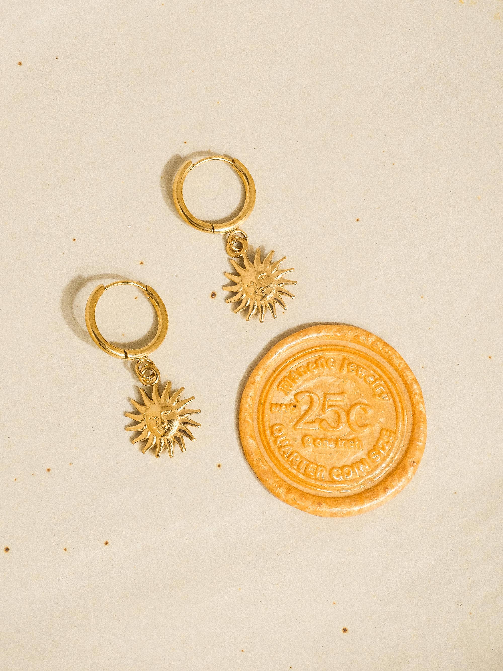 Or jaune Boucles d’oreilles créoles soleil en or 18 carats résistantes au ternissement en vente sur Faire3