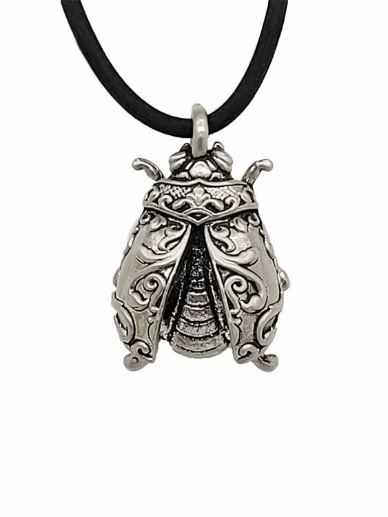 Pendentif scarabée filigrane fantaisie en étain plaqué argent pour la vente par The Sparkling Pebble