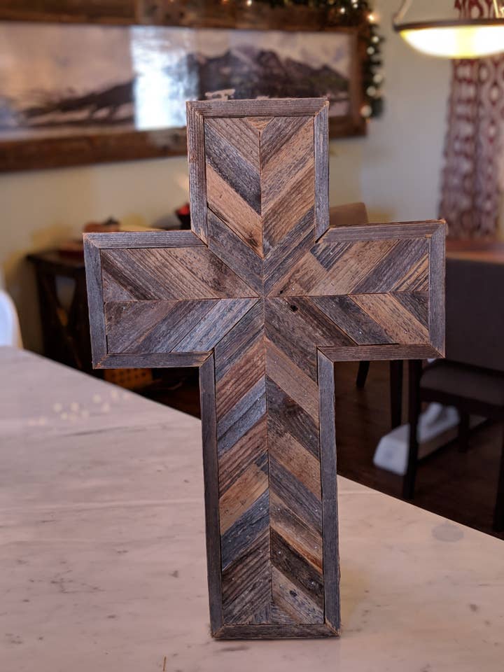 Croix rustique artisanale fabriquée à partir de bois récupéré pour la vente par Doxa Design Furniture