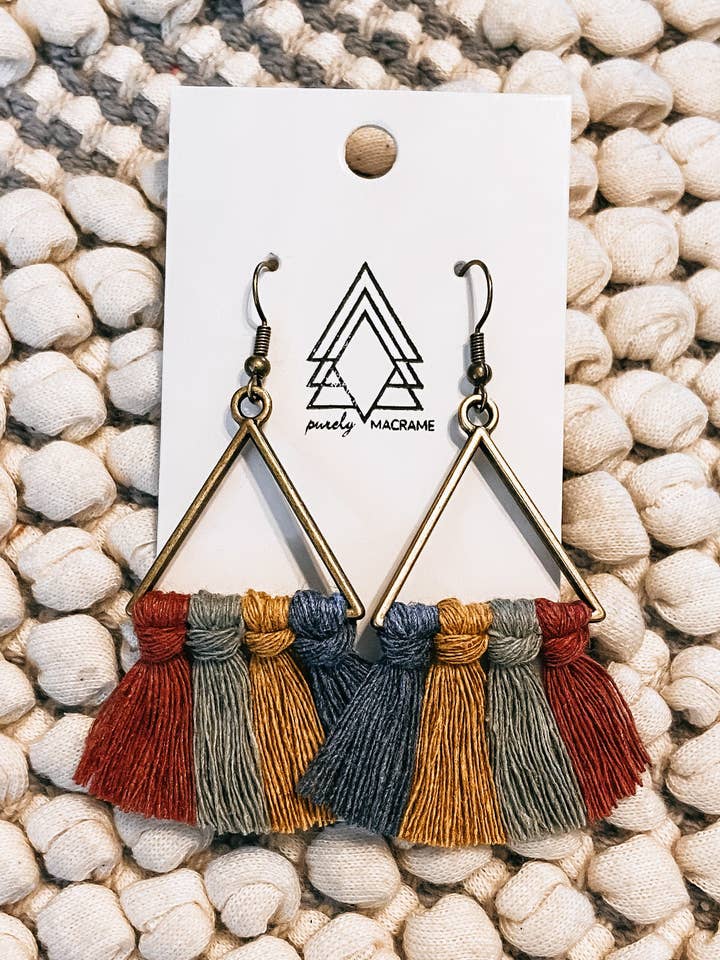 Flerfärgade triangel örhängen för wholesale av Purely Macrame