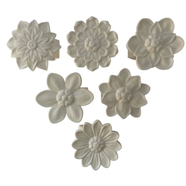 Ronds de serviette floraux | Blanc classique | Lot de 48 pour la vente par Table Talk Decor