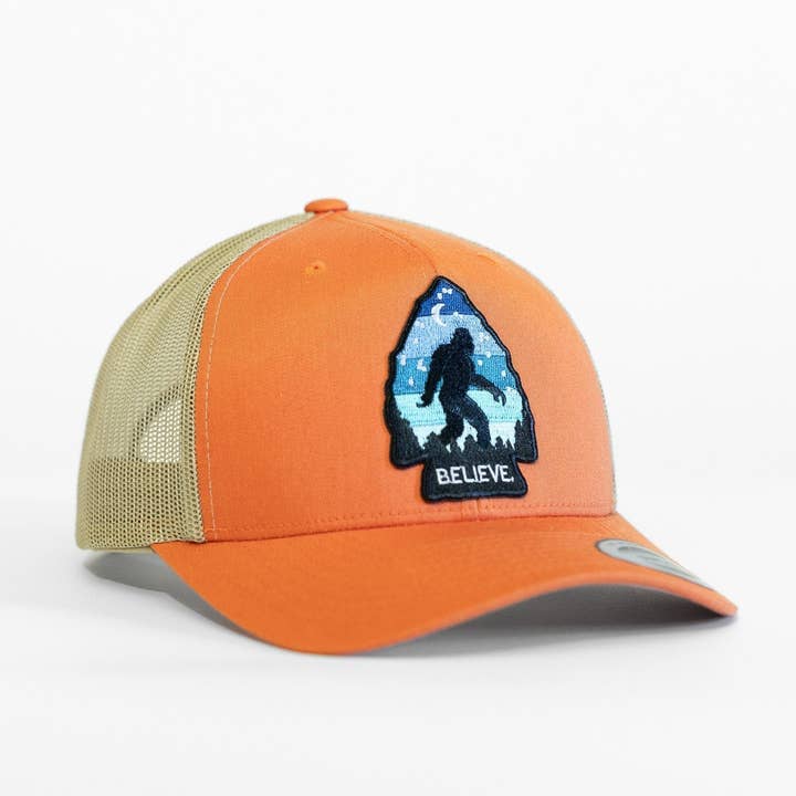 Casquette de camionneur Bigfoot Believe pour la vente par Squatchy