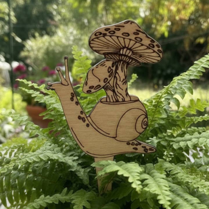 Houten Slakken Plantmarker, Lasergegraveerde Tuinstaak, 15 cm voor wholesale door The Savvy Spade