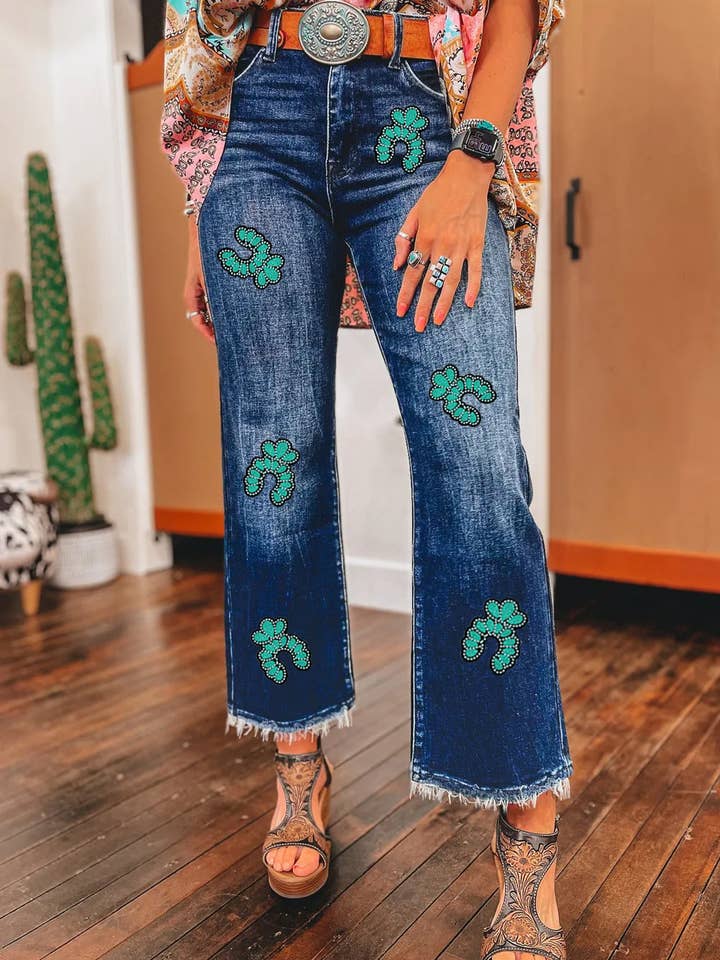 Jean taille haute à bord brut et motif turquoise, coupe courte pour la vente par FULL TIME PURCHASE