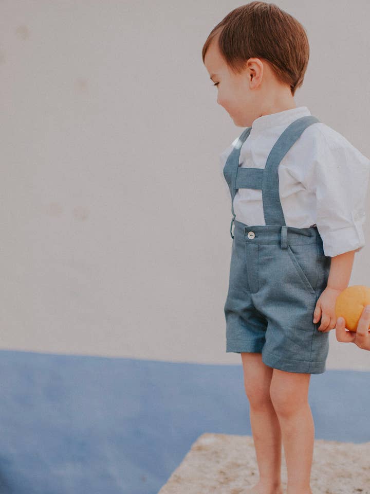 Klassiske blå linnedshorts med seler for engroshandel hos Nós e Tranças