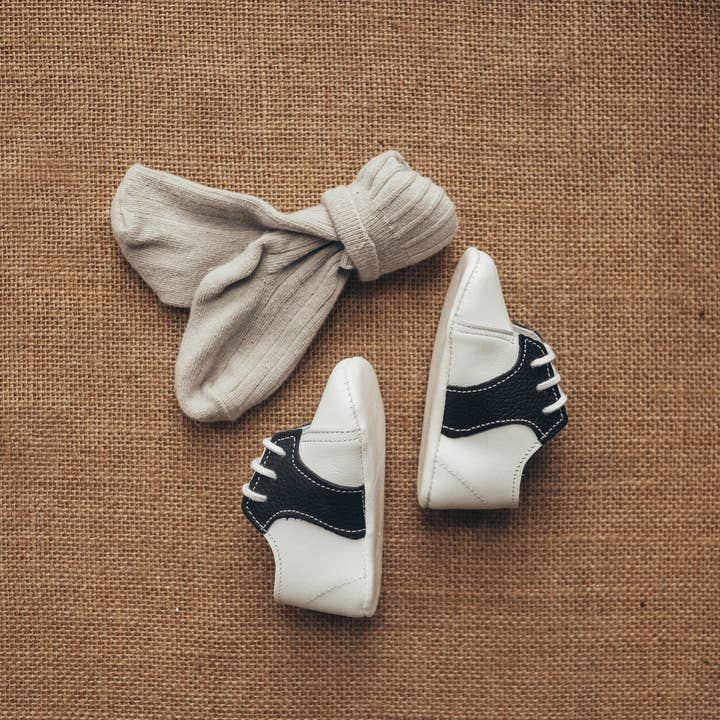 Chaussures pour berceau William en blanc/noir | tailles 00-3 pour la vente par Kepner Scott