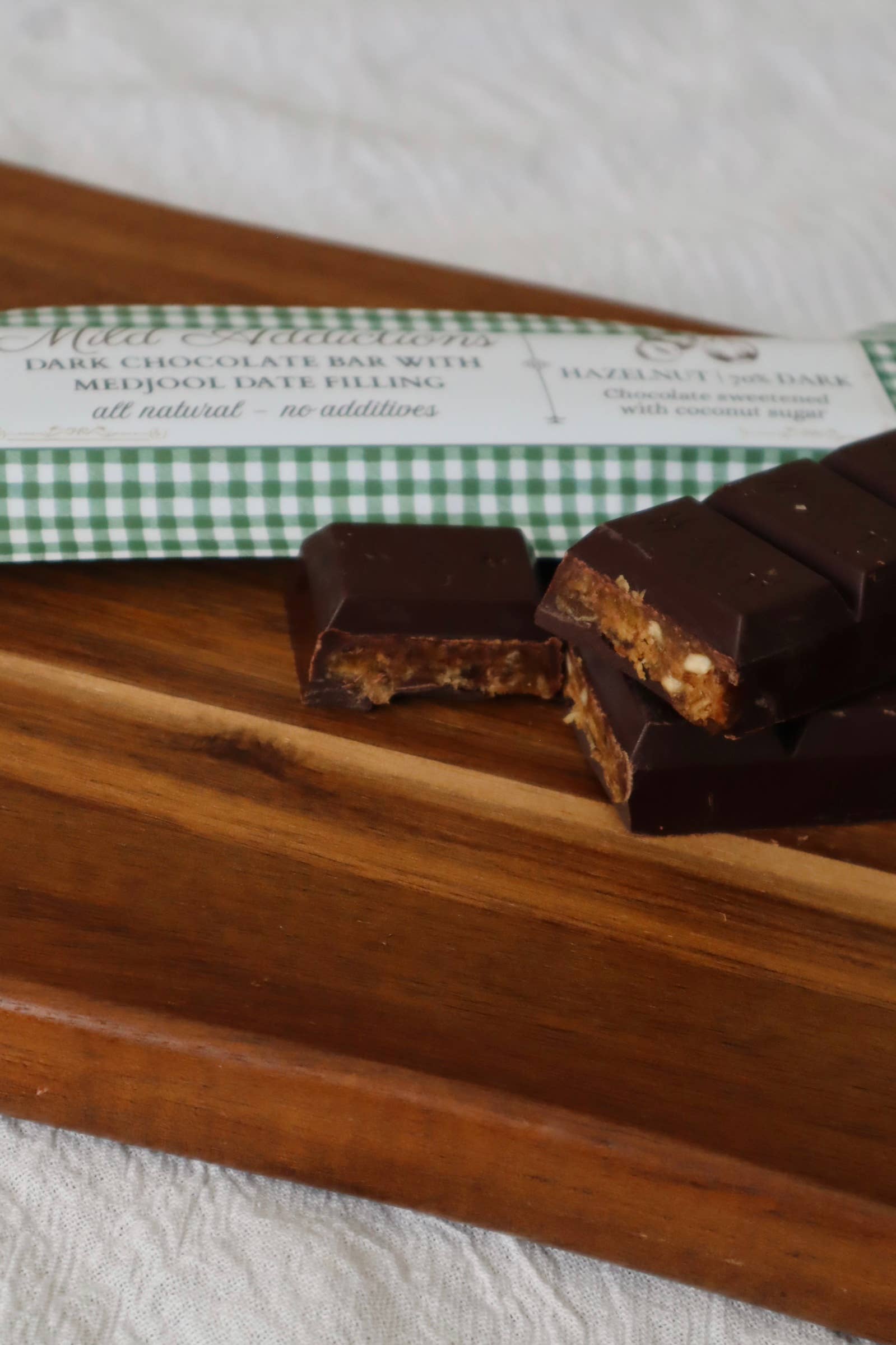 Mild Addictions - Wholesale Chocoladereep - Pure Chocoladereep met Hazelnoot & Medjool Dadels Centrum 120g2