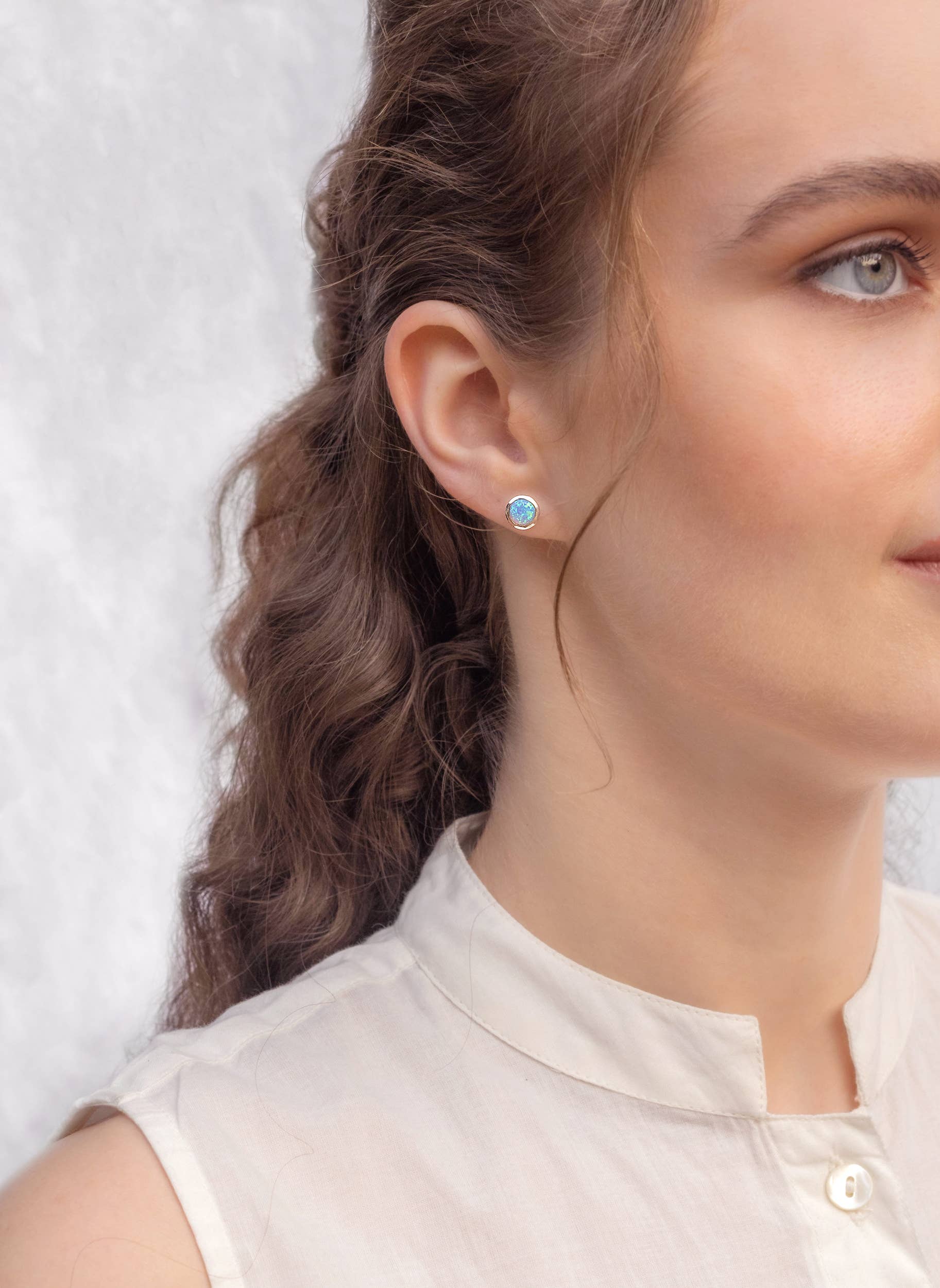 Banyan Jewellery - Vendita all'ingrosso Orecchini a bottone - Orecchini a bottone fatti a mano in argento sterling con opalite blu1