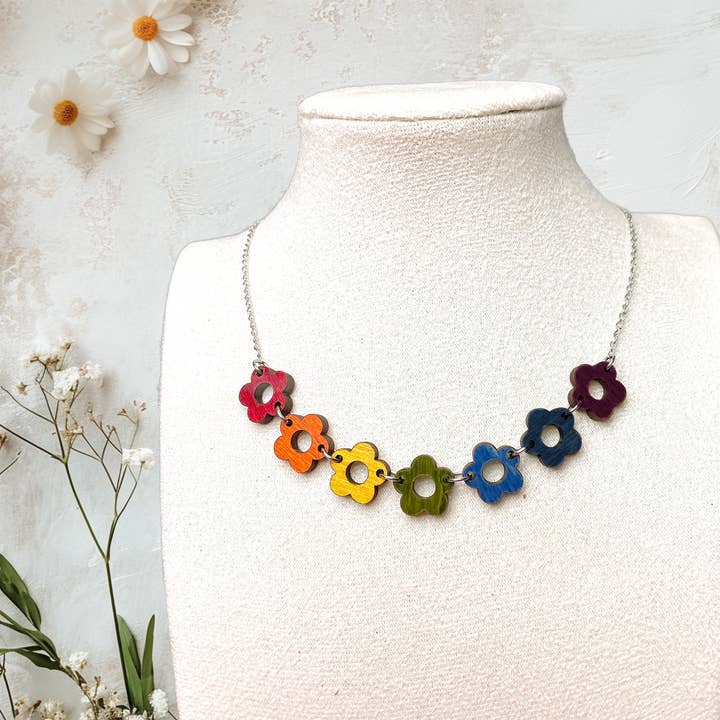 Rainbow Tiny Daisy Chakra halskæde Farvefarvet træ for engroshandel hos g. tallent designs