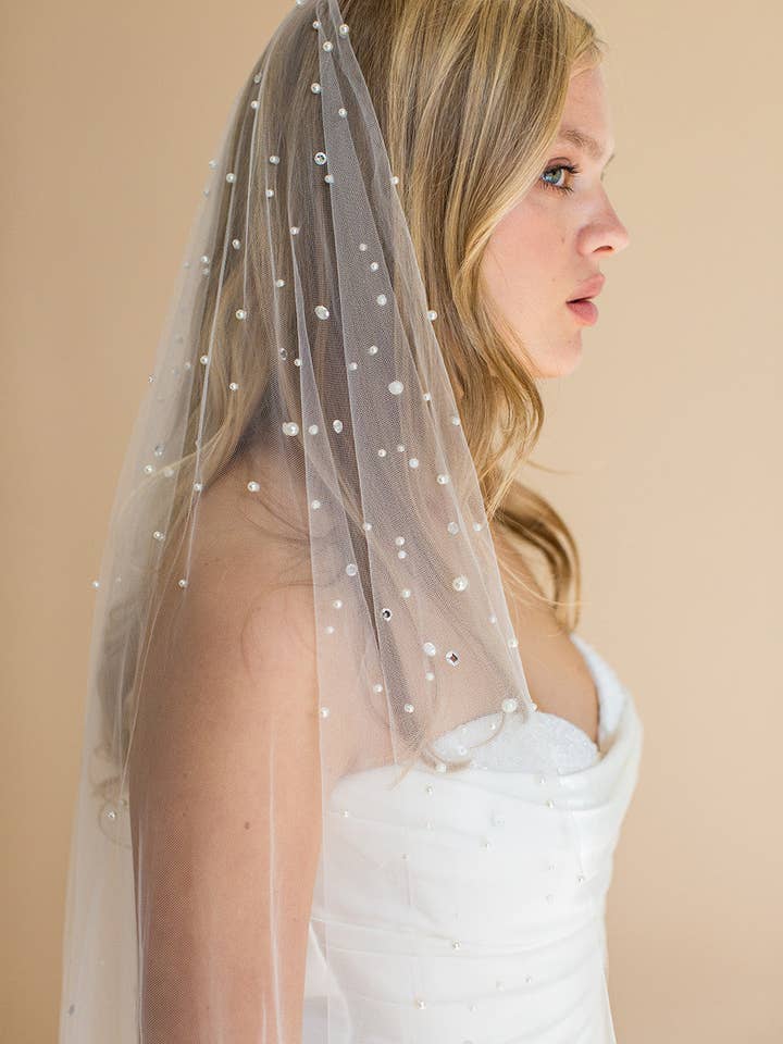 VOILE BOUT DE DOIGT IONE & PERLES DE GOUTTES DE PLUIE EN CASCADE & CRISTAUX pour la vente par Brides & Hairpins