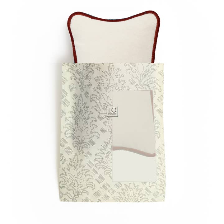 Gåvan Mikrokudde Sammet Vit Med Tegelröd Passpoal för wholesale av Lo Decor