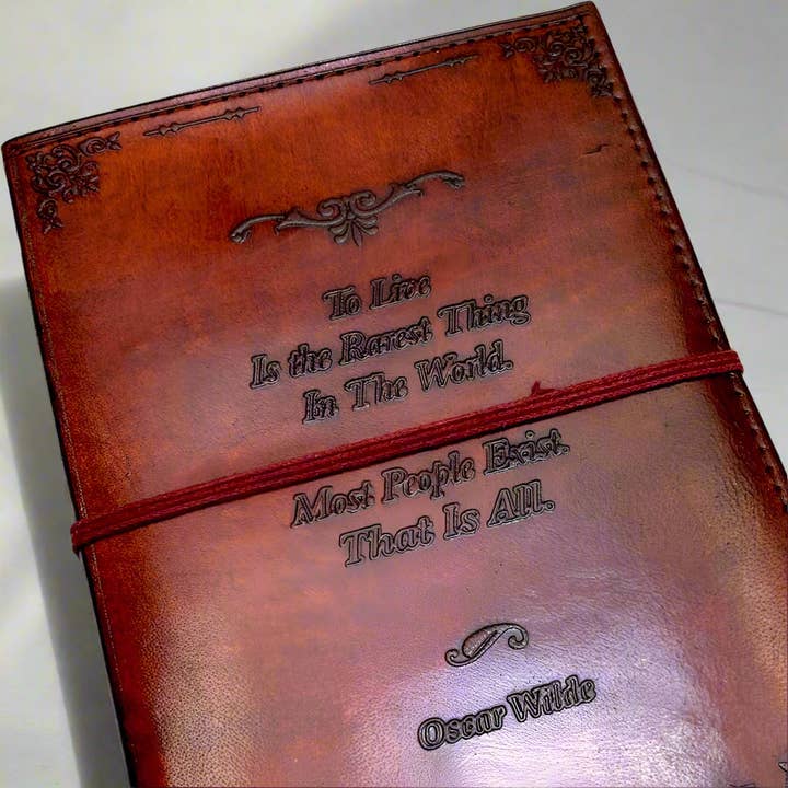 Oscar Wilde Diario in Pelle Ricaricabile - Citazione "Vivere è la cosa più rara" per la vendita all'ingrosso da parte di Soothi | Containers Of Creativity