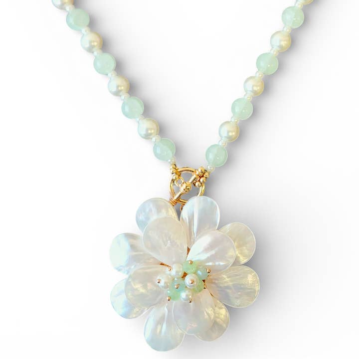Musselpärlblomma Halsband | Handgjorda Statement-smycken för wholesale av Bijoux Envie Statement Jewelry