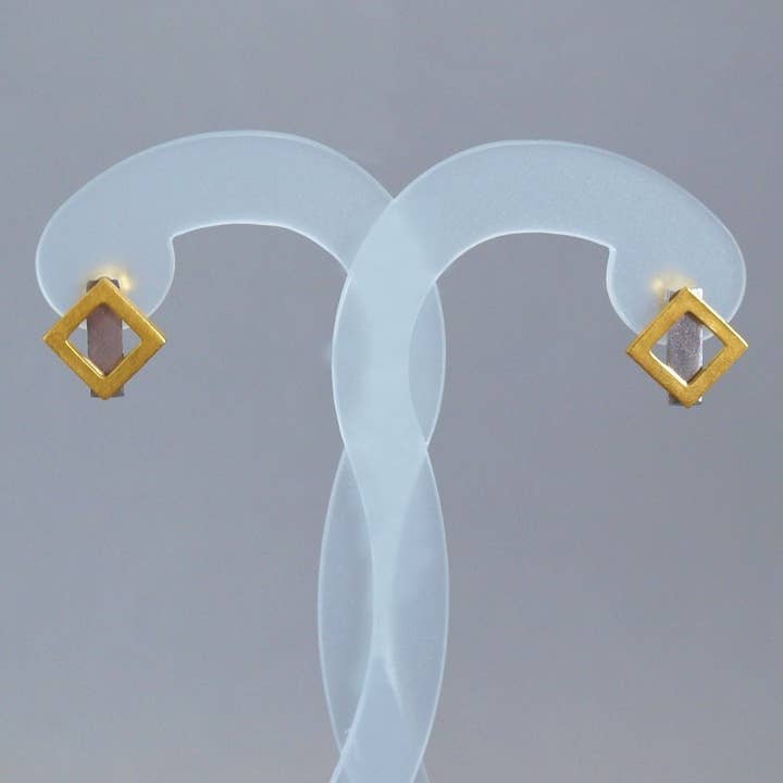 Boucles d'oreilles ouvertes en losange, clous à contour carré, mélange d'or pour la vente par Fragkiski Designs