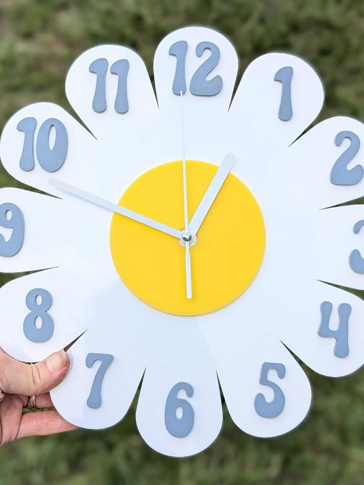 Orologio da parete retrò vintage ispirato agli anni '70 a forma di margherita - Orologio da parete funky - Orologio retrò - Flower Power - Orologio da scuola materna - Orologio da cucina - Orologio a fiori per la vendita all'ingrosso da parte di Shelfish Modern