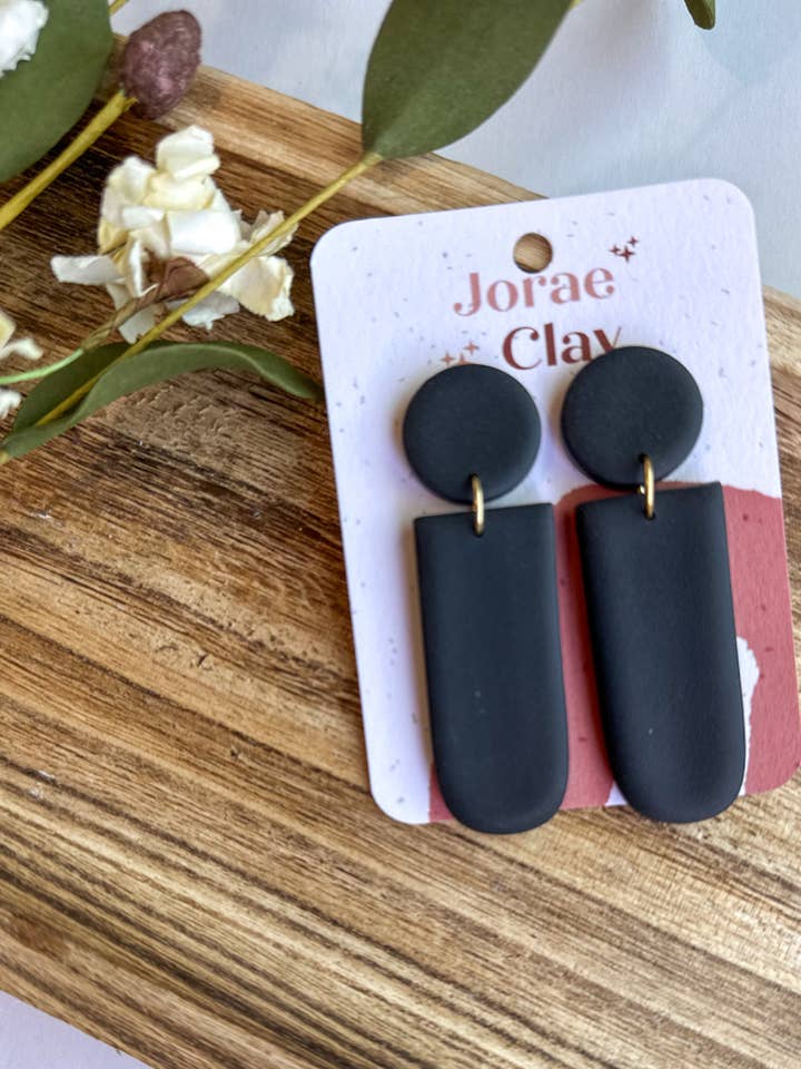 Schwarzer, mutiger, eleganter Lehmohrring für den Großhandel von Maude West Company