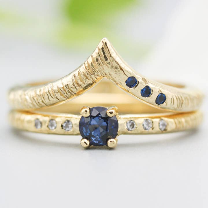 Set di 2 anelli con zaffiri blu e diamanti su fasce in oro 14k per la vendita all'ingrosso da parte di Metal Studio Jewelry