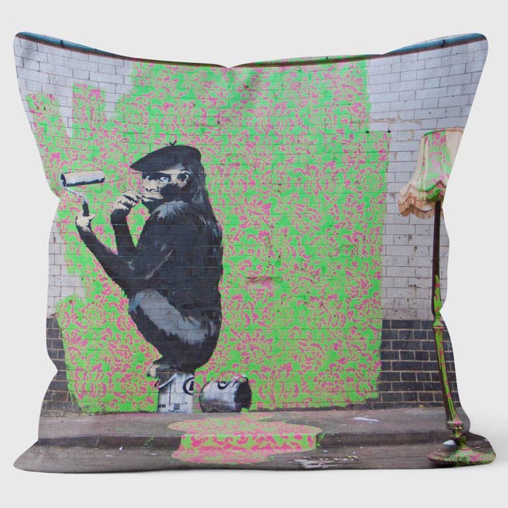 Cojín Painting Monkey, inspirado en Banksy para venta al por mayor de ART CUSHIONS